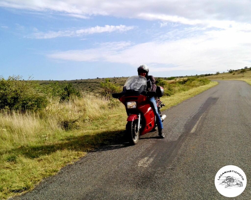 LOCARUSTICMOTO : LOCATION DE MOTOS ET SIDECARS DE COLLECTION A DES FINS TOURISTIQUES