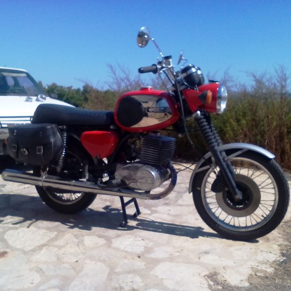 Moto dételée (non dispo en location)