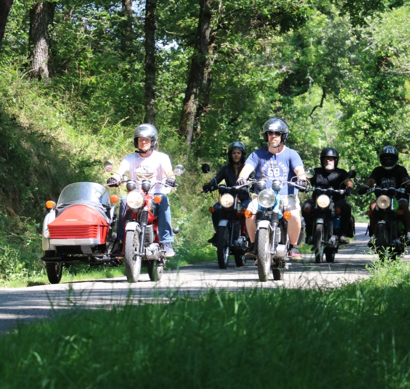 LOCARUSTICMOTO : LOCATION DE MOTOS ET SIDECARS DE COLLECTION A DES FINS TOURISTIQUES