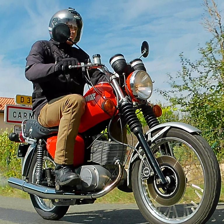 Moto MZ 125 ETZ à louer chez Locarusticmoto