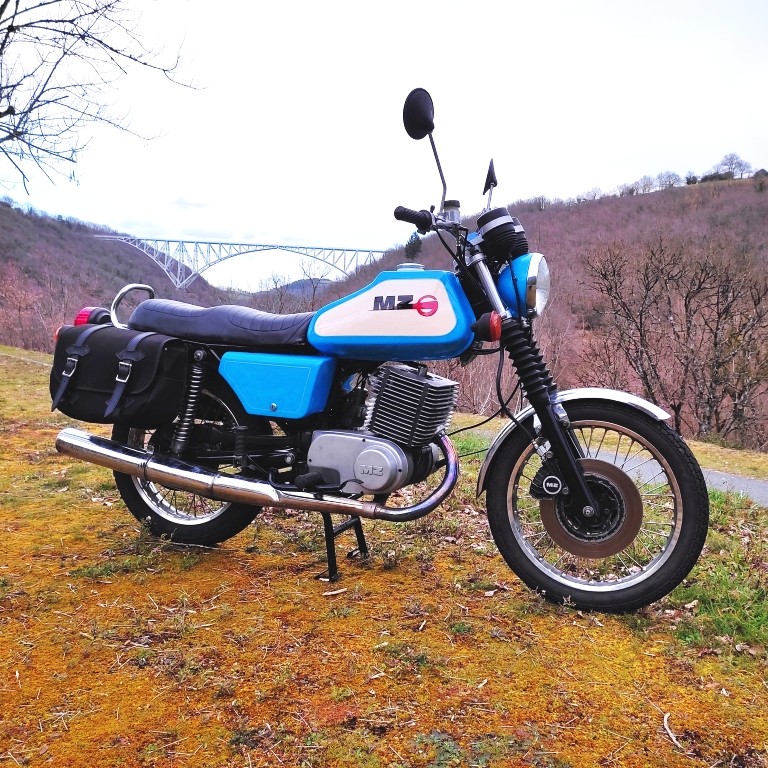Moto MZ 250 ETZ à louer chez Locarusticmoto