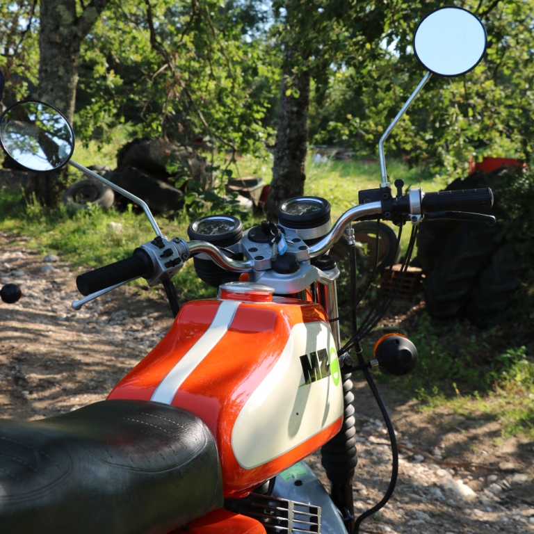 Moto MZ 250 ETZ à louer chez Locarusticmoto