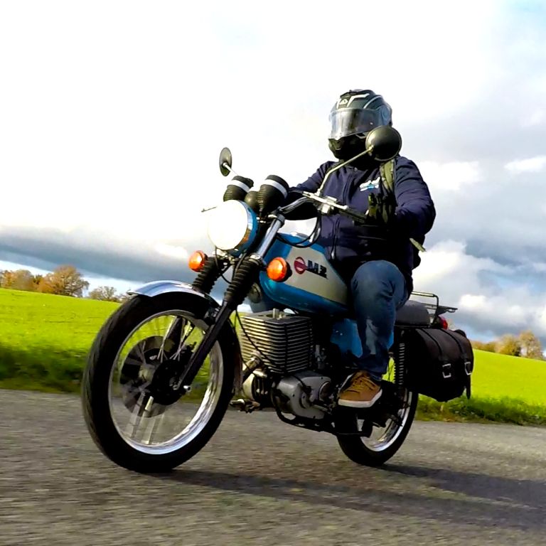 Moto MZ 250 ETZ à louer chez Locarusticmoto