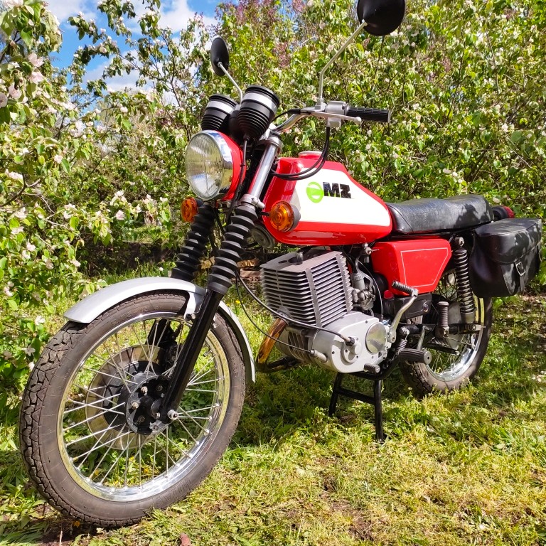 Moto MZ 250 ETZ à louer chez Locarusticmoto