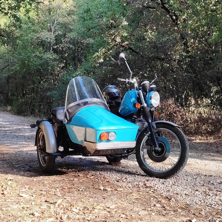 Votre machine d’entraînement et de location : sidecar MZ type 251 SW, 1990 : monocylindre deux temps, graissage séparé, 21 cv, 5 vitesses, 230 kg tous pleins faits (240 kg env. avec roue de secours, non présente sur la photo).